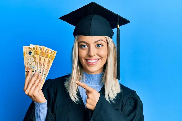 Schöne Blonde Frau Mit Diplommütze Und Zeremoniengewand Die Philippinische Pesos — Stockfoto