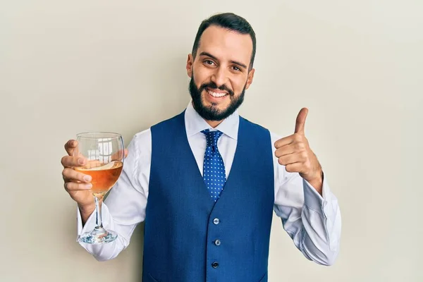 Sakallı Genç Bir Adam Bir Bardak Beyaz Şarap Içiyor Mutlu — Stok fotoğraf