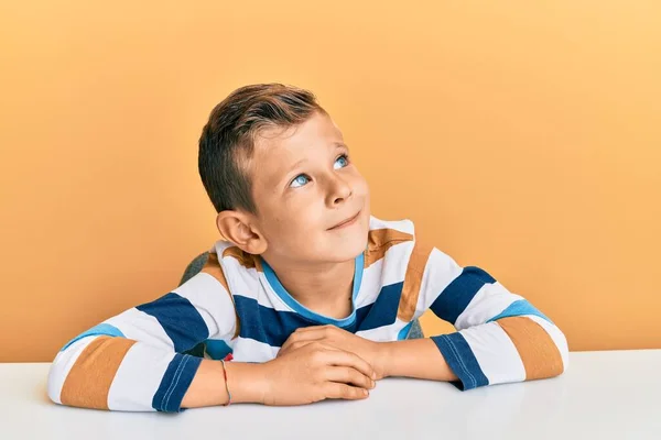 Förtjusande Kaukasiska Unge Klädd Casual Kläder Sitter Bordet Leende Tittar — Stockfoto