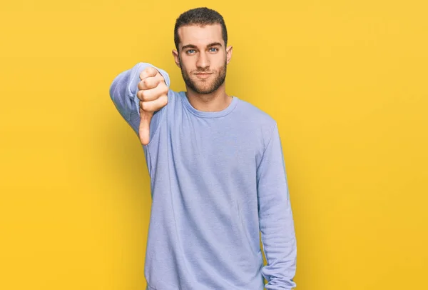 Jeune Homme Caucasien Portant Des Vêtements Décontractés Regardant Malheureux Colère — Photo