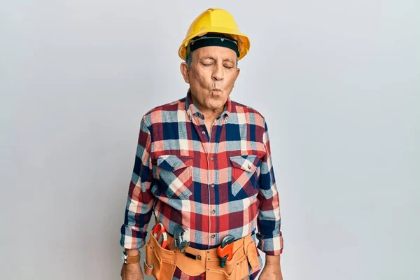 Starší Hispánec Uniformě Údržbáře Dělá Rybí Ksicht Rty Bláznivým Komickým — Stock fotografie