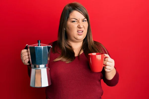 Vacker Brunett Storlek Kvinna Dricker Italiensk Kaffe Ledtråd Och Förvirrad — Stockfoto