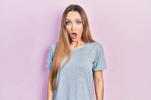 Joven Chica Rubia Vistiendo Camiseta Casual Asustada Sorprendida Con Expresión — Foto de Stock