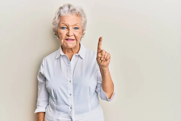 Oudere Grijsharige Vrouw Casual Kleding Glimlachend Met Een Idee Vraag — Stockfoto
