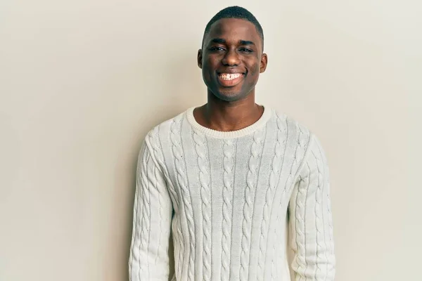 Fiatal Afro Amerikai Férfi Alkalmi Ruhában Boldog Hűvös Mosollyal Arcán — Stock Fotó
