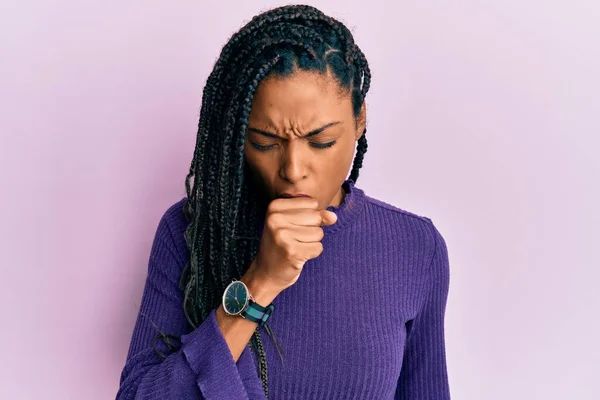 Mujer Afroamericana Que Usa Suéter Invierno Casual Sintiéndose Mal Tosiendo —  Fotos de Stock
