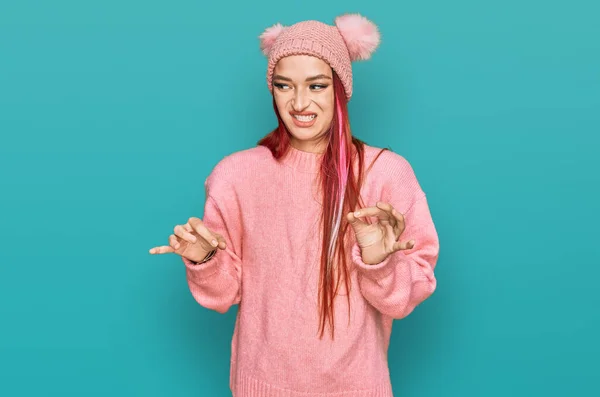 Mulher Caucasiana Jovem Vestindo Roupas Casuais Gorro Expressão Enojada Descontente — Fotografia de Stock