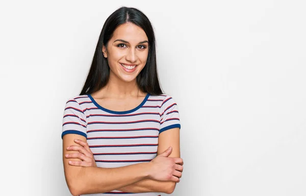 Giovane Ragazza Ispanica Indossa Casual Maglietta Righe Volto Felice Sorridente — Foto Stock