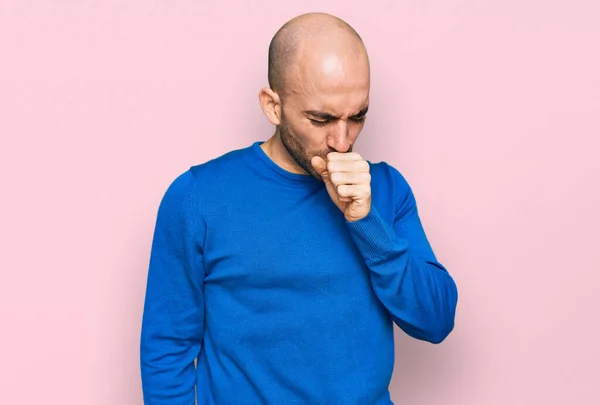 뜻하지 감기나 기관지염 증세로 기침을 스페인 남자가 — 스톡 사진