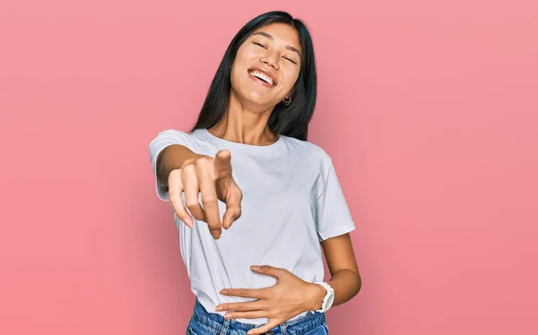 Bonita Jovem Asiático Mulher Vestindo Casual Branco Shirt Rindo Você — Fotografia de Stock