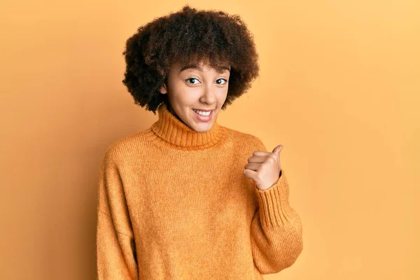 Młoda Latynoska Dziewczyna Ubrana Wełniany Zimowy Sweter Uśmiechnięta Szczęśliwą Twarzą — Zdjęcie stockowe