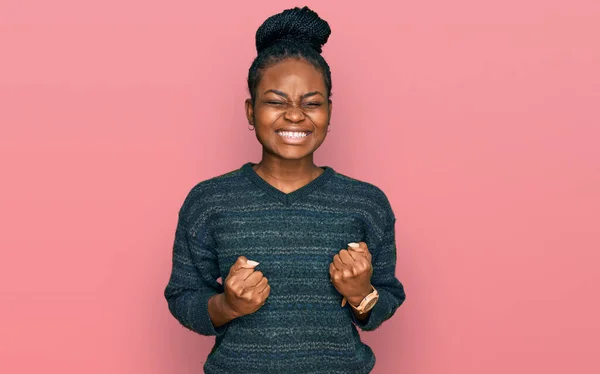 Νεαρή Αφροαμερικάνα Που Φοράει Καθημερινά Ρούχα Ενθουσιασμένα Για Την Επιτυχία — Φωτογραφία Αρχείου