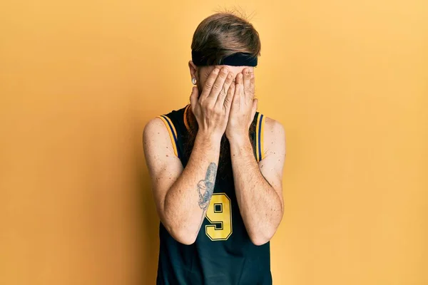 Roodharige Man Met Lange Baard Draagt Basketbaluniform Met Droevige Uitdrukking — Stockfoto