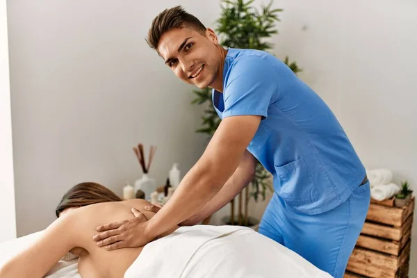 Fysiotherapeut Maken Van Massage Tot Vrouw Bij Beauty Center — Stockfoto