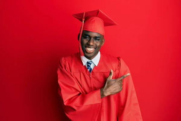 Νεαρός Αφροαμερικάνος Που Φοράει Καπέλο Αποφοίτησης Και Επίσημη Ρόμπα Χαρούμενος — Φωτογραφία Αρχείου
