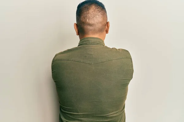 Mladý Latin Muž Sobě Ležérní Oblečení Stojí Pozpátku Dívá Pryč — Stock fotografie