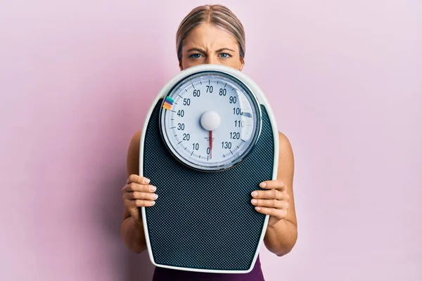 Vacker Blond Kvinna Som Håller Viktmaskin För Att Balansera Viktminskning — Stockfoto