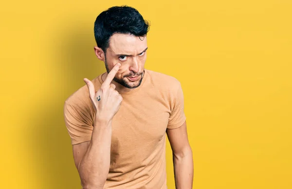 Hispánec Plnovousem Nenucené Košili Ukazuje Oko Dívá Jak Gestikuluješ Podezřívavý — Stock fotografie