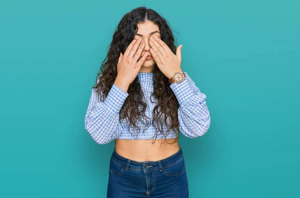 Junges Hispanisches Mädchen Lässiger Kleidung Reibt Sich Die Augen Vor — Stockfoto