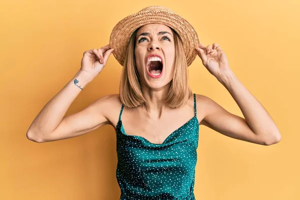 Jonge Kaukasische Blonde Vrouw Dragen Zomer Hoed Boos Gek Schreeuwen — Stockfoto