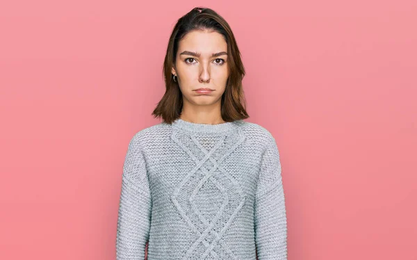 Kafkasyalı Genç Bir Kız Günlük Giysiler Giyiyor Sıkıntıdan Endişeleniyor Kızgın — Stok fotoğraf