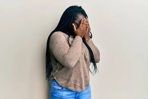 Joven Mujer Negra Con Trenzas Con Ropa Casual Gafas Con — Foto de Stock