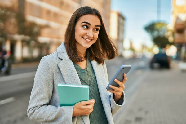 Ung Latinamerikansk Flicka Ler Glad Med Hjälp Smartphone Och Hålla — Stockfoto