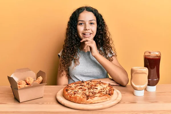 Menina Hispânica Adolescente Comendo Pizza Frango Frito Sorrindo Olhando Confiante — Fotografia de Stock