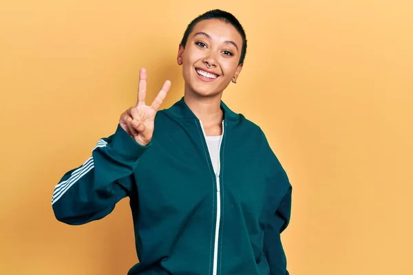 Hermosa Mujer Hispana Con Pelo Corto Usando Chaqueta Deportiva Mostrando —  Fotos de Stock