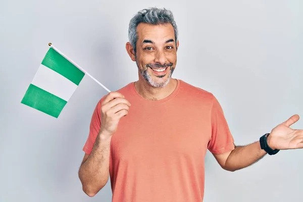 Hombre Guapo Mediana Edad Con Pelo Gris Sosteniendo Bandera Nigeria —  Fotos de Stock