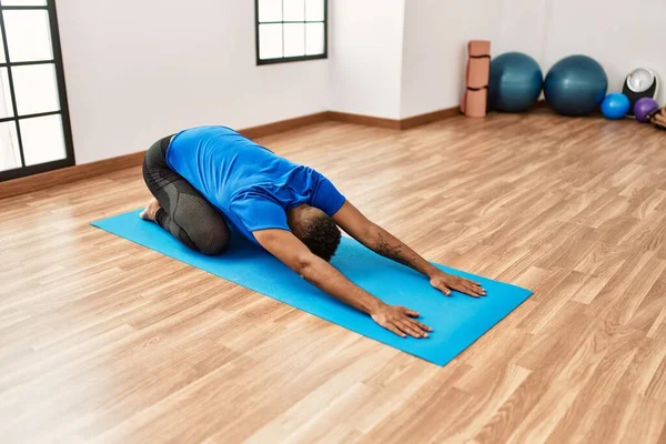 Bello Ispanico Che Esercizio Allunga Sul Tappeto Yoga Pratica Flessibilità — Foto Stock
