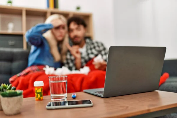 Pareja Joven Enferma Que Tiene Teleconsulta Médica Usando Ordenador Portátil — Foto de Stock