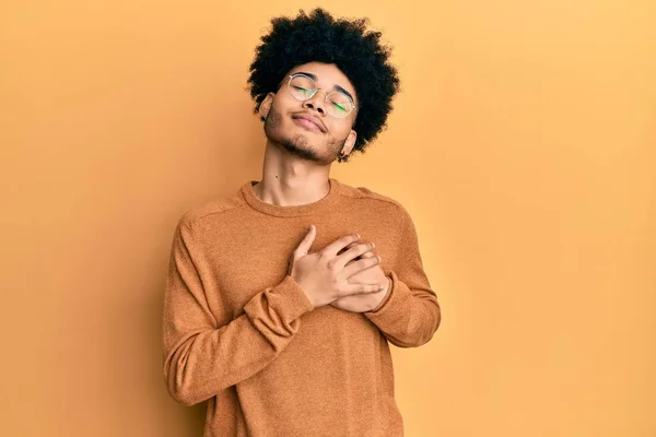 Ung Afrikansk Amerikansk Man Med Afro Hår Bär Casual Vinter — Stockfoto