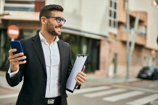 Jonge Spaanse Zakenman Lacht Gelukkig Met Behulp Van Smartphone Stad — Stockfoto