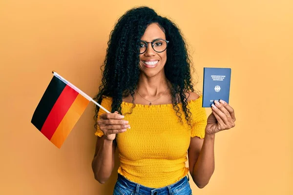 Μεσαίωνας Αφροαμερικανή Γυναίκα Που Κρατά Γερμανική Σημαία Και Διαβατήριο Χαμογελώντας — Φωτογραφία Αρχείου
