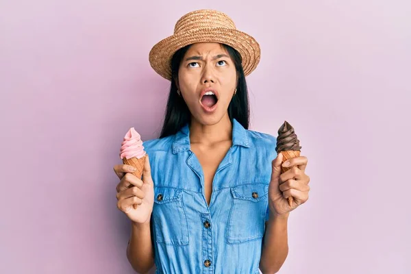 Jovem Chinesa Vestindo Estilo Verão Segurando Sorvete Irritado Louco Gritando — Fotografia de Stock