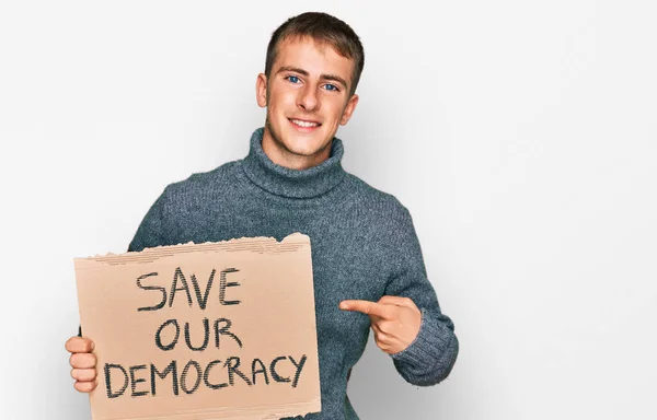 Mladý Blonďatý Muž Drží Zachránit Naši Demokracii Protest Prapor Úsměvem — Stock fotografie