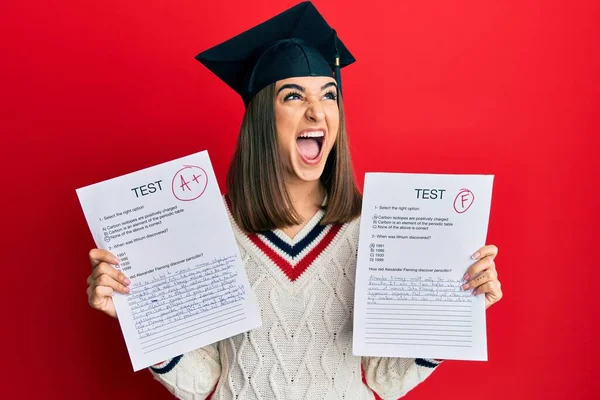 Jeune Fille Brune Portant Une Casquette Graduation Montrant Des Examens — Photo