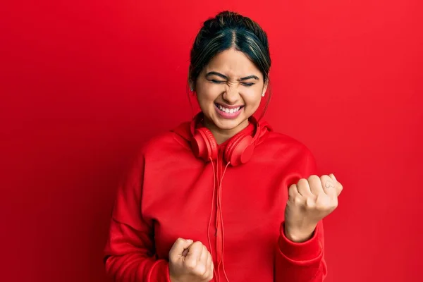 Mujer Latina Joven Escuchando Música Usando Auriculares Celebrando Sorprendida Sorprendida —  Fotos de Stock