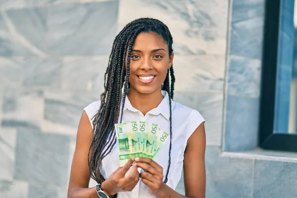 Jonge Afro Amerikaanse Vrouw Glimlachend Gelukkig Bezit Noors Kronen Bankbiljetten — Stockfoto