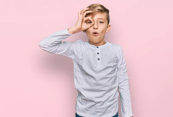 Pequeño Chico Caucásico Vestido Con Ropa Casual Haciendo Buen Gesto — Foto de Stock