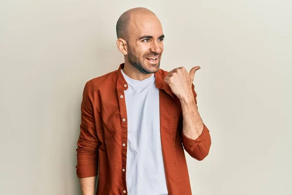 Mladý Hispánec Nosí Ležérní Oblečení Ukazující Palcem Nahoru Stranu Usmívající — Stock fotografie
