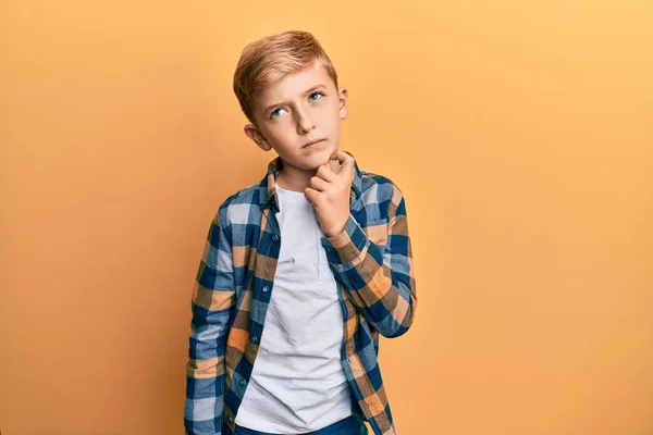 Pequeño Chico Caucásico Usando Ropa Casual Cara Seria Pensando Pregunta — Foto de Stock