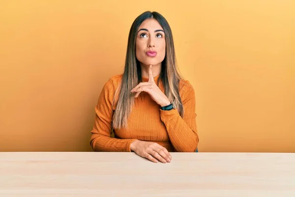 Junge Hispanische Frau Lässiger Kleidung Sitzt Auf Dem Tisch Und — Stockfoto