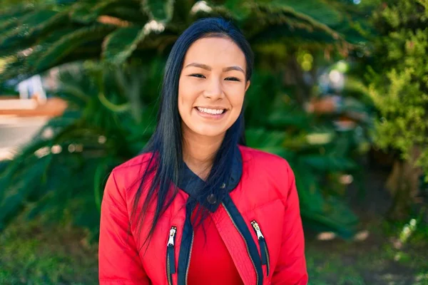Jovem Mulher Latina Sorrindo Feliz Andando Parque — Fotografia de Stock