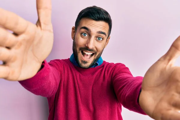 Jonge Spaanse Man Casual Kleren Die Naar Camera Kijkt Glimlacht — Stockfoto