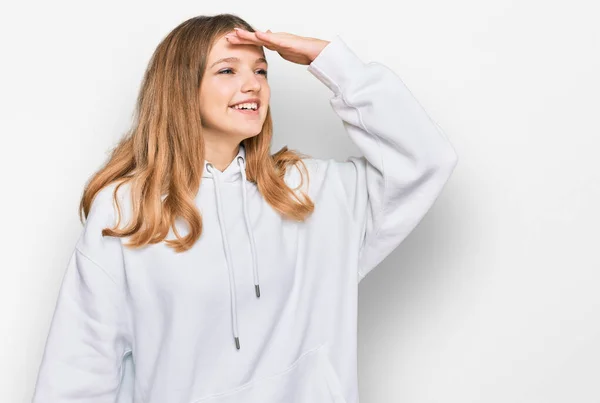 Mooi Jong Kaukasisch Meisje Draagt Casual Sweatshirt Zeer Gelukkig Glimlachend — Stockfoto