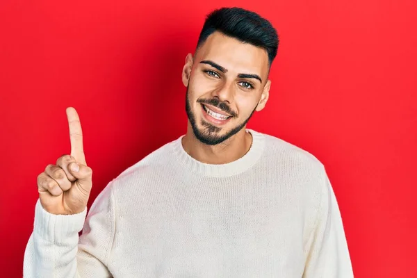 Jonge Spaanse Man Met Baard Draagt Casual Wintertrui Glimlachend Met — Stockfoto