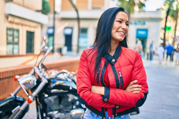 Ung Latinamerikansk Kvinna Ler Glad Stående Över Motorcykel Staden — Stockfoto
