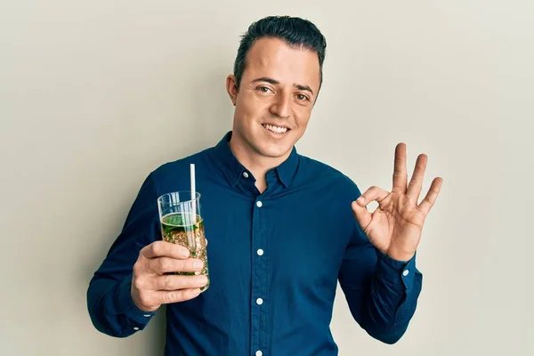 Beau Jeune Homme Buvant Verre Mojito Faisant Signe Avec Les — Photo